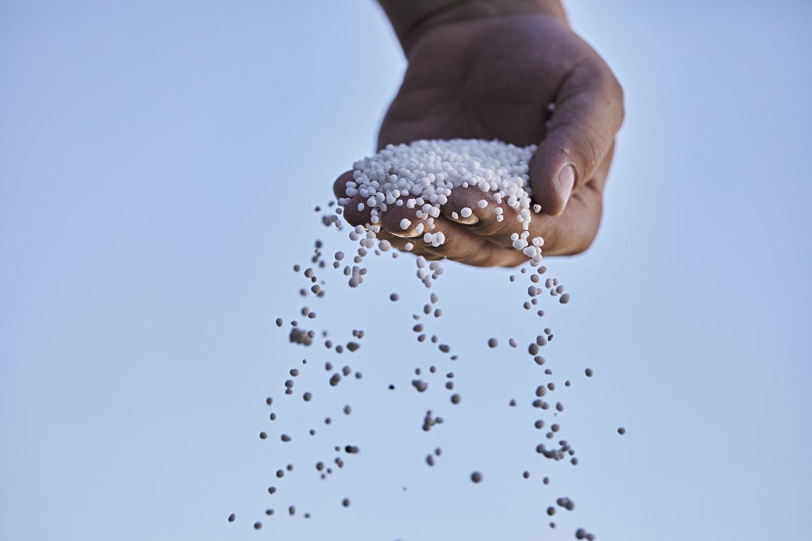 Hand sifting fertilizer 201800717 ADM 8426 2021 12 v1 lores (1)
