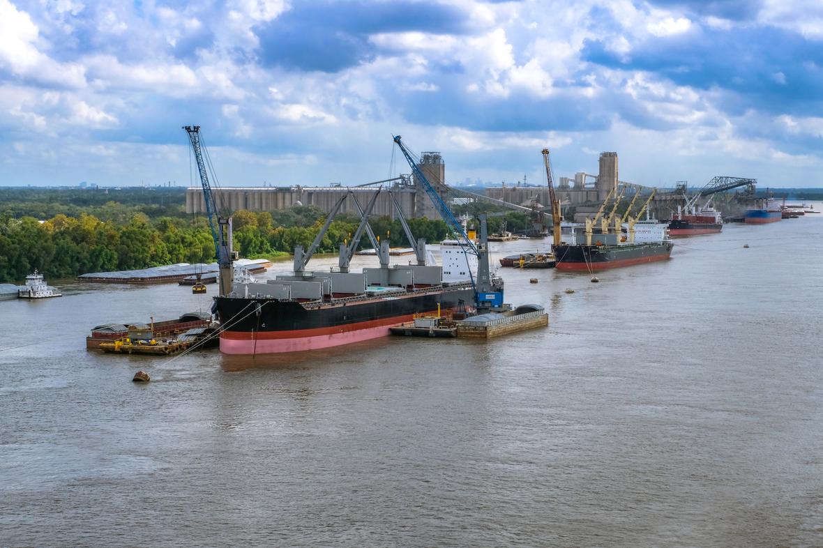 Deepwater vessel departing stevedore bridge