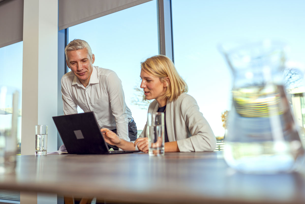 Man and woman with laptop 20211215 0372 v1 lores
