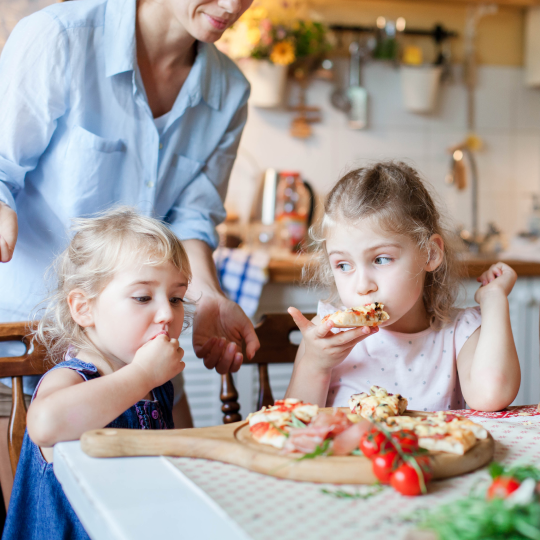 kids eating pizza